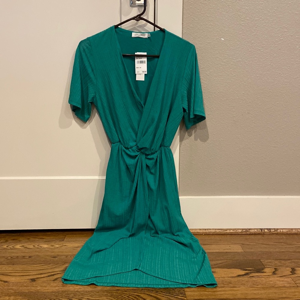 Green V-Neck Dress. Size XS. Ribbed material. New with tags